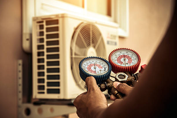 Professional Hvac technician working in Tyngsboro, MA